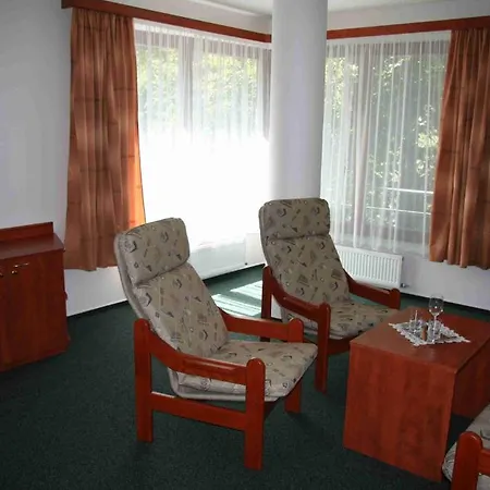 Lazensky Park מלון 4*