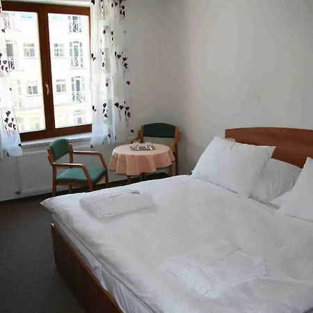 מלון Lazensky Park 4*