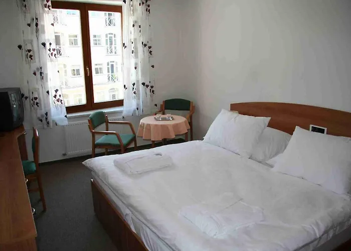 מלון Lazensky Park 4*